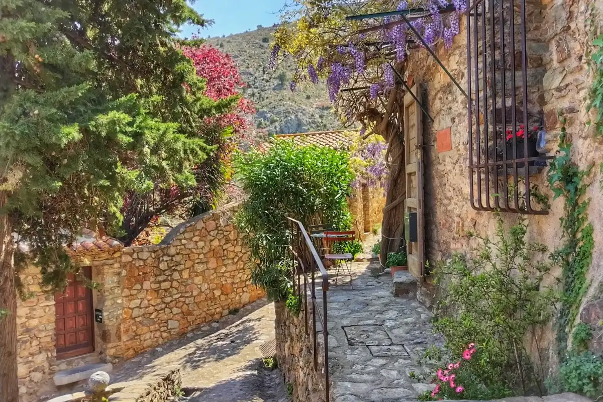 Castelnou : Une présence qui se mérite, pas à pas