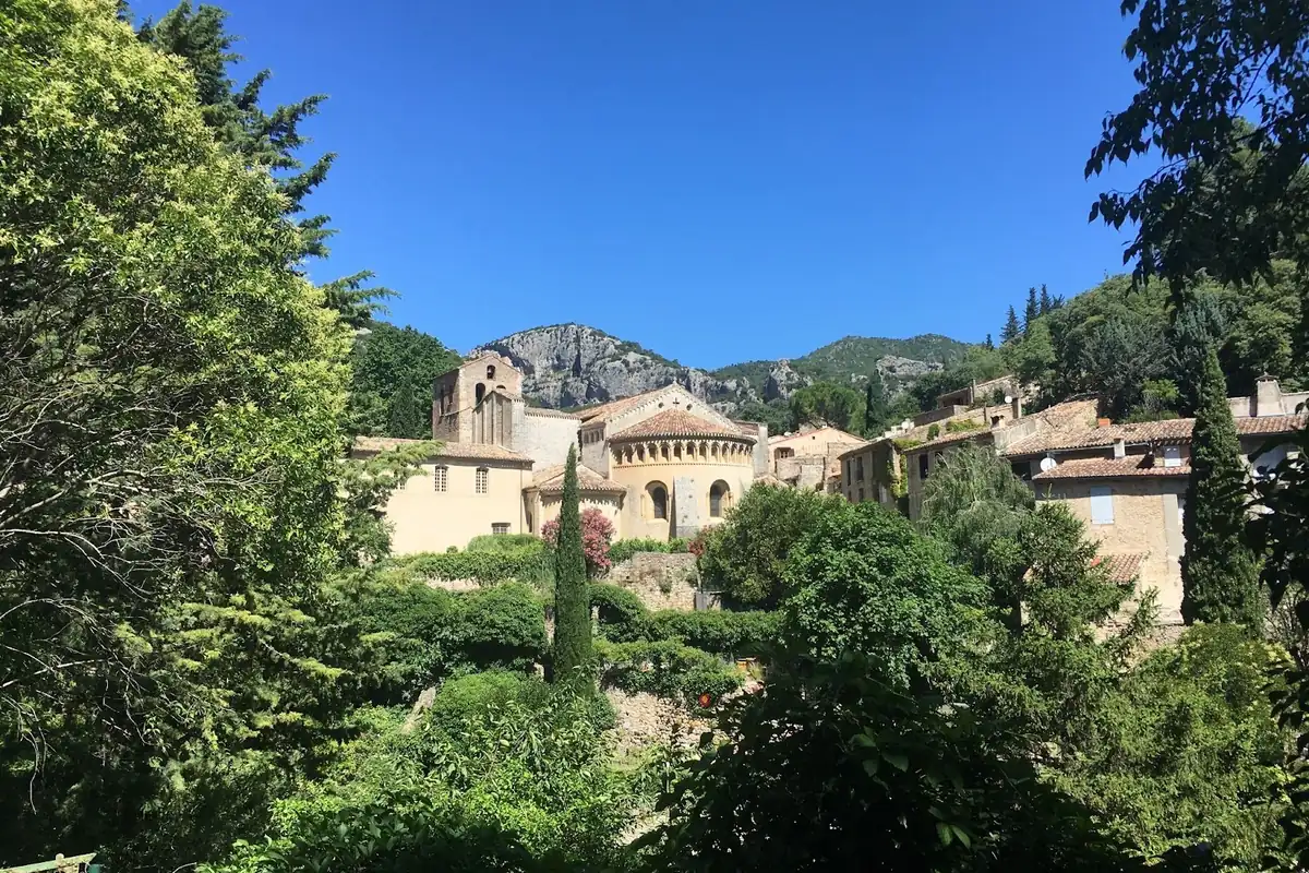 Une journée d'été à Saint-Guilhem-le-Désert dans l'Hérault