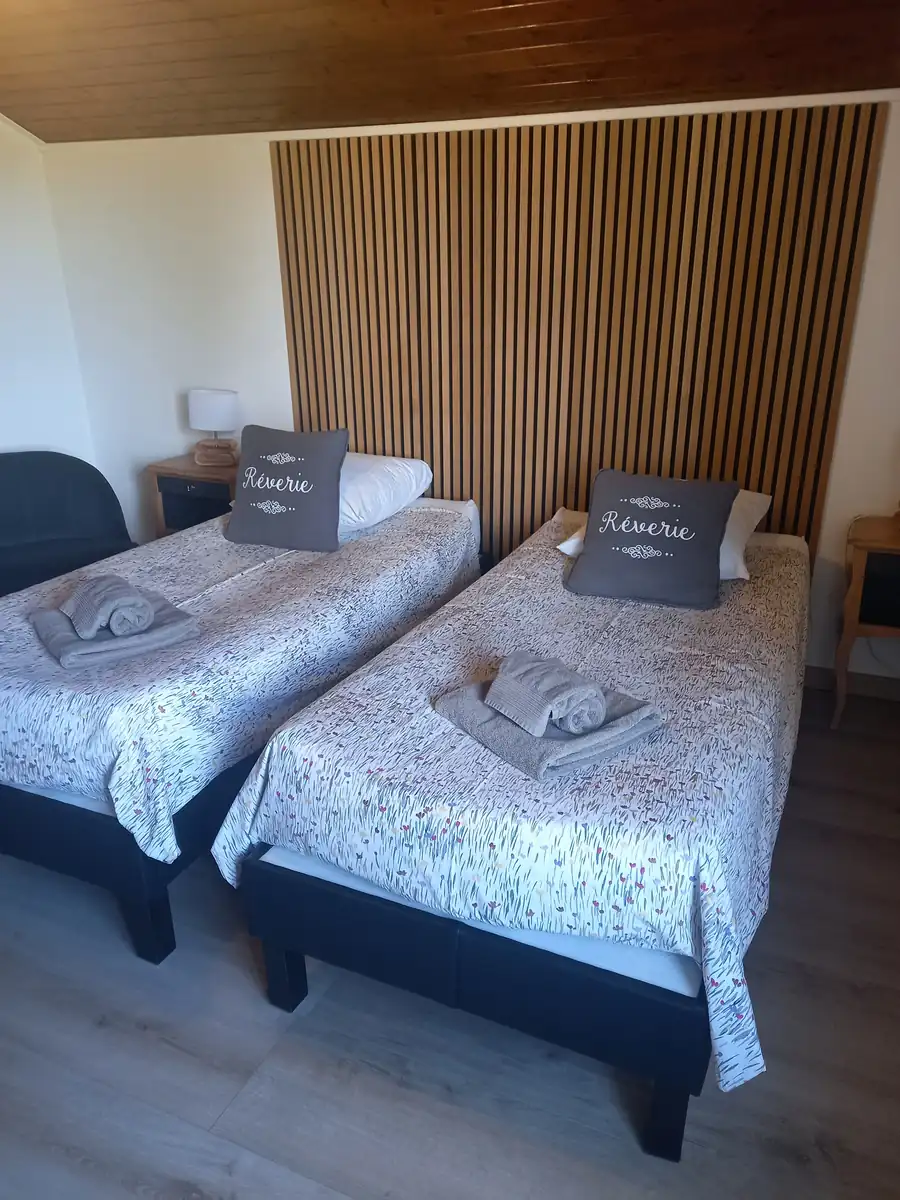 Chambre supérieure exposée plein sud avec avec vue montagne et jardin et lit King size.