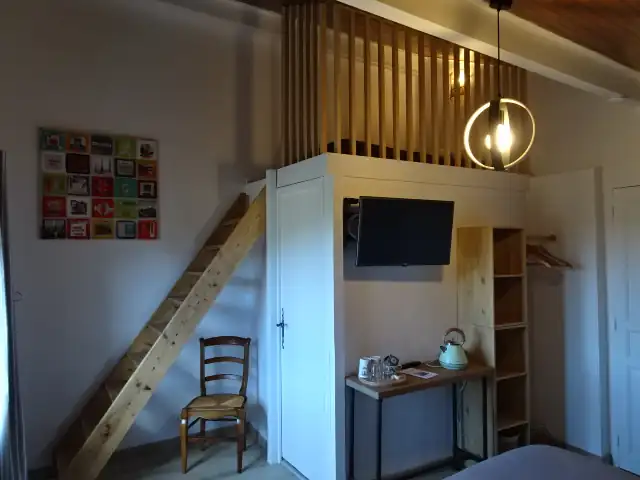 Chambre supérieure exposée plein sud avec avec vue montagne et jardin et lit King size.