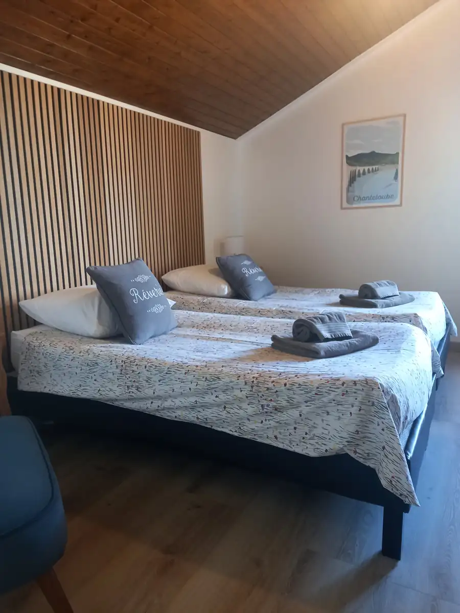 Chambre supérieure exposée plein sud avec avec vue montagne et jardin et lit King size.