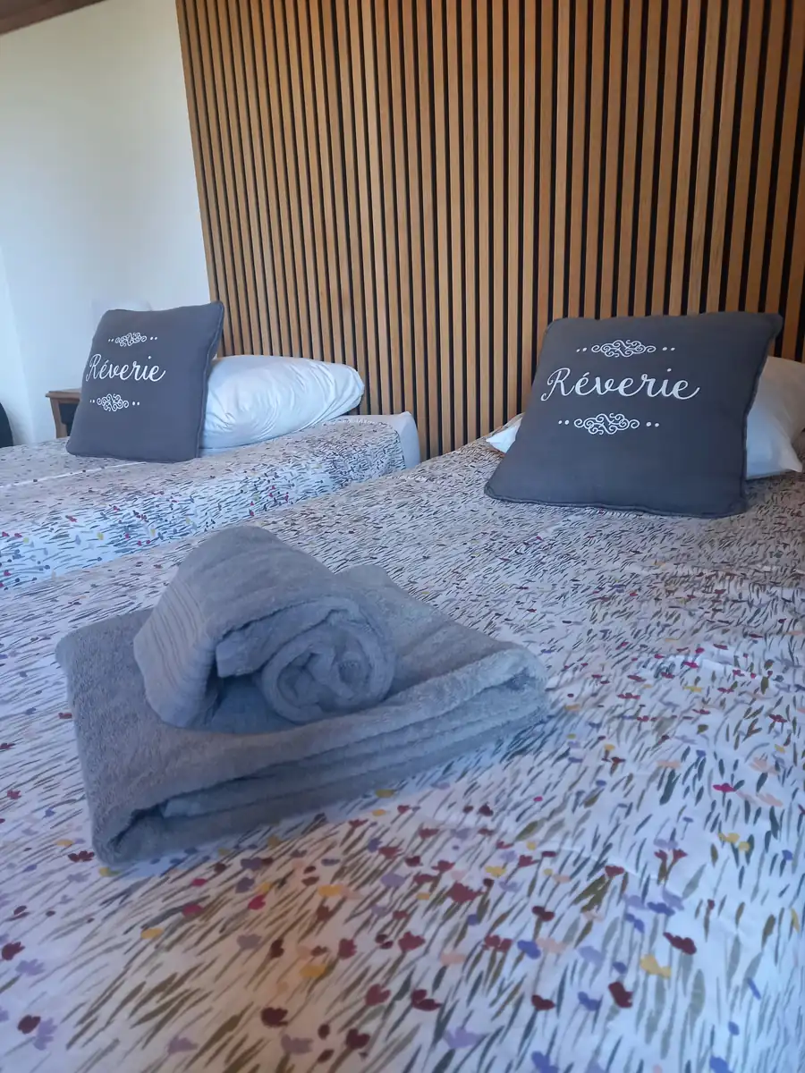 Chambre supérieure exposée plein sud avec avec vue montagne et jardin et lit King size.
