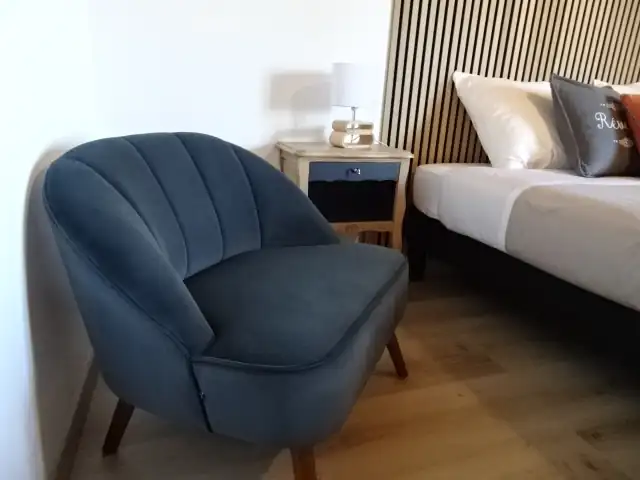 Chambre supérieure exposée plein sud avec avec vue montagne et jardin et lit King size.