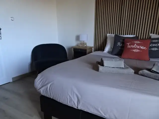 Chambre supérieure exposée plein sud avec avec vue montagne et jardin et lit King size.