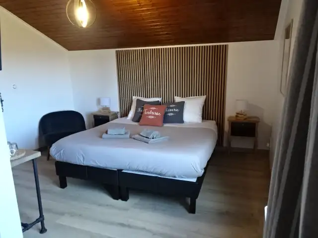 Chambre supérieure exposée plein sud avec avec vue montagne et jardin et lit King size.