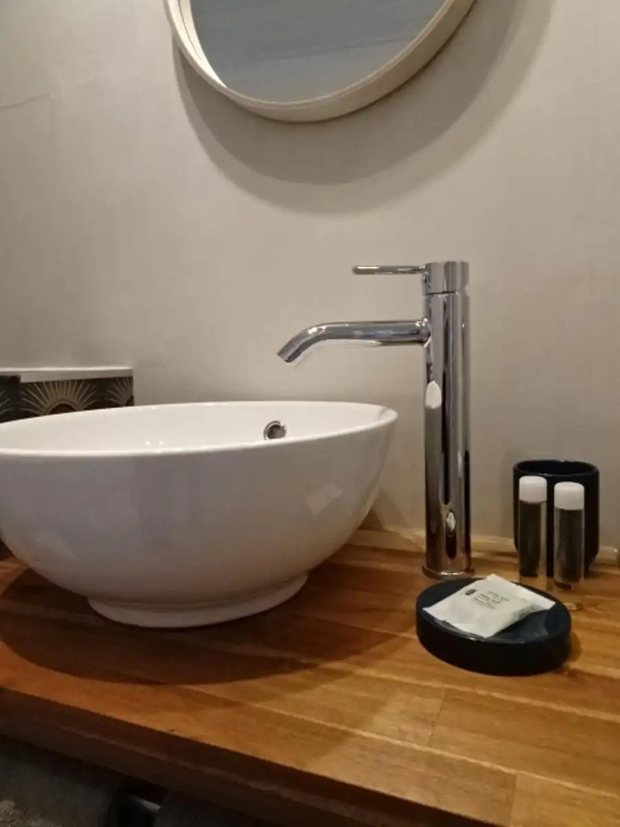 Chambre supérieure exposée plein sud avec vue montagne et jardin.