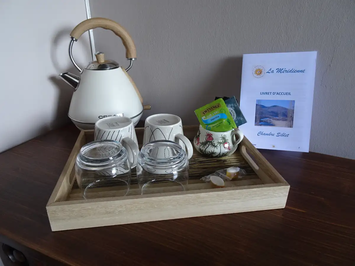 Chambre supérieure exposée plein sud avec vue montagne et jardin.