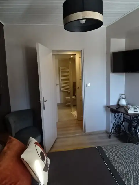 Chambre supérieure exposée plein sud avec vue montagne et jardin.