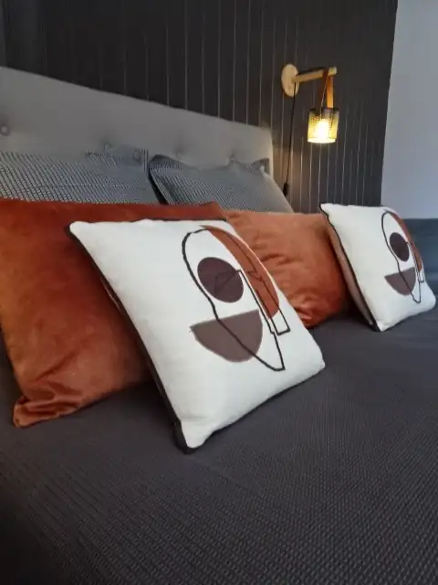 Chambre supérieure exposée plein sud avec vue montagne et jardin.