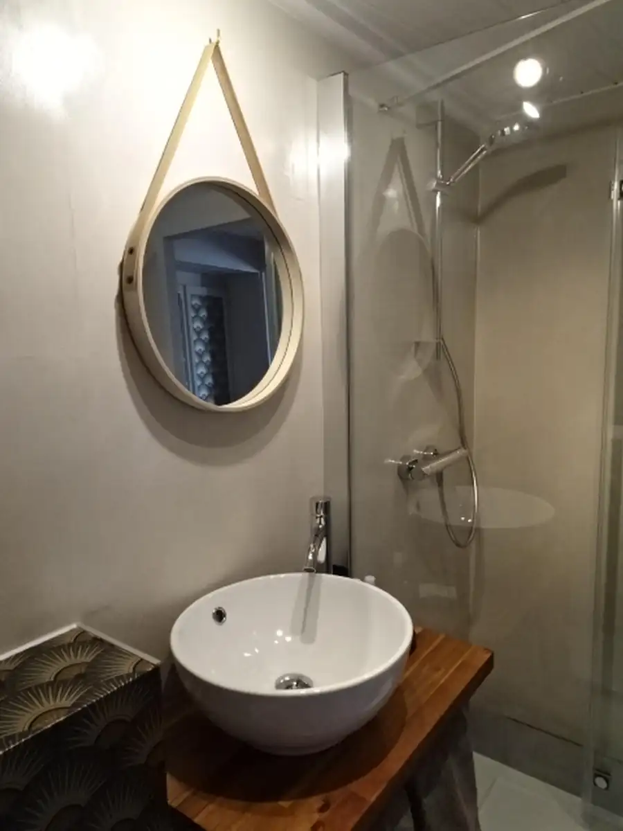 Chambre supérieure exposée plein sud avec vue montagne et jardin.