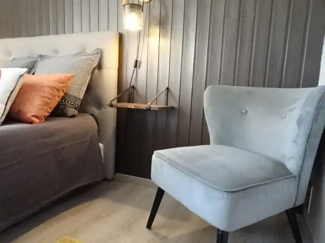 Chambre supérieure exposée plein sud avec vue montagne et jardin.