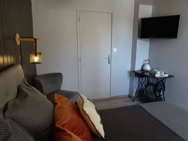 Chambre supérieure exposée plein sud avec vue montagne et jardin.