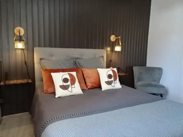 Chambre supérieure exposée plein sud avec vue montagne et jardin.