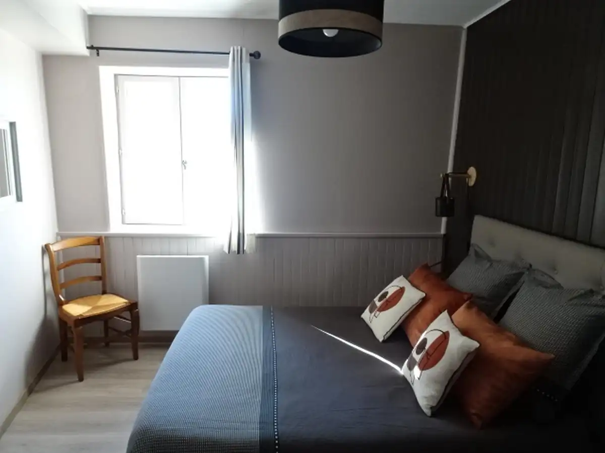 Chambre supérieure exposée plein sud avec vue montagne et jardin.