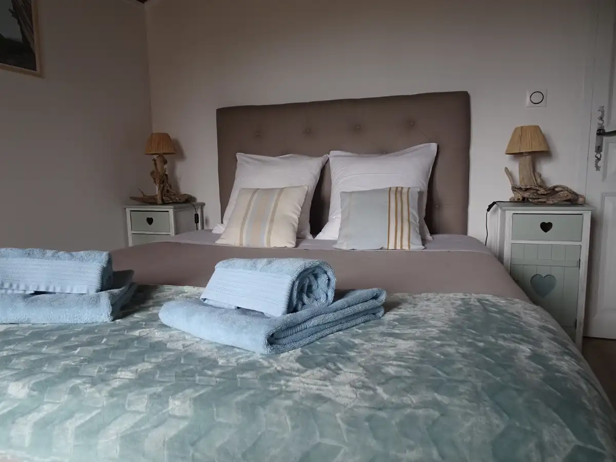 Chambre charmante supérieure exposée plein sud avec vue montagne et jardin et lit Queen Size.