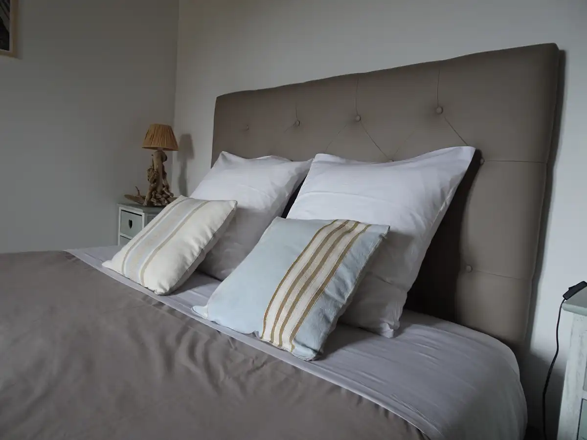 Chambre charmante supérieure exposée plein sud avec vue montagne et jardin et lit Queen Size.