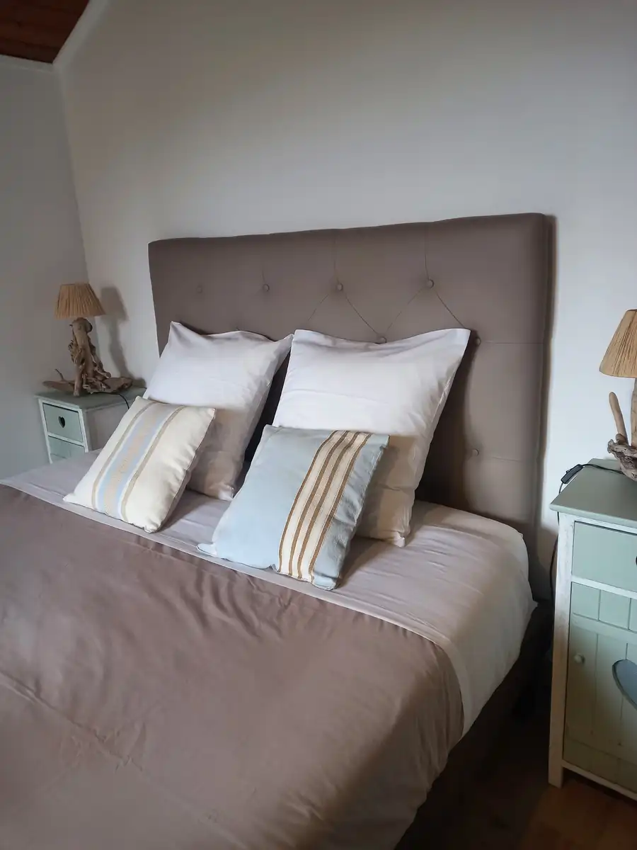 Chambre charmante supérieure exposée plein sud avec vue montagne et jardin et lit Queen Size.