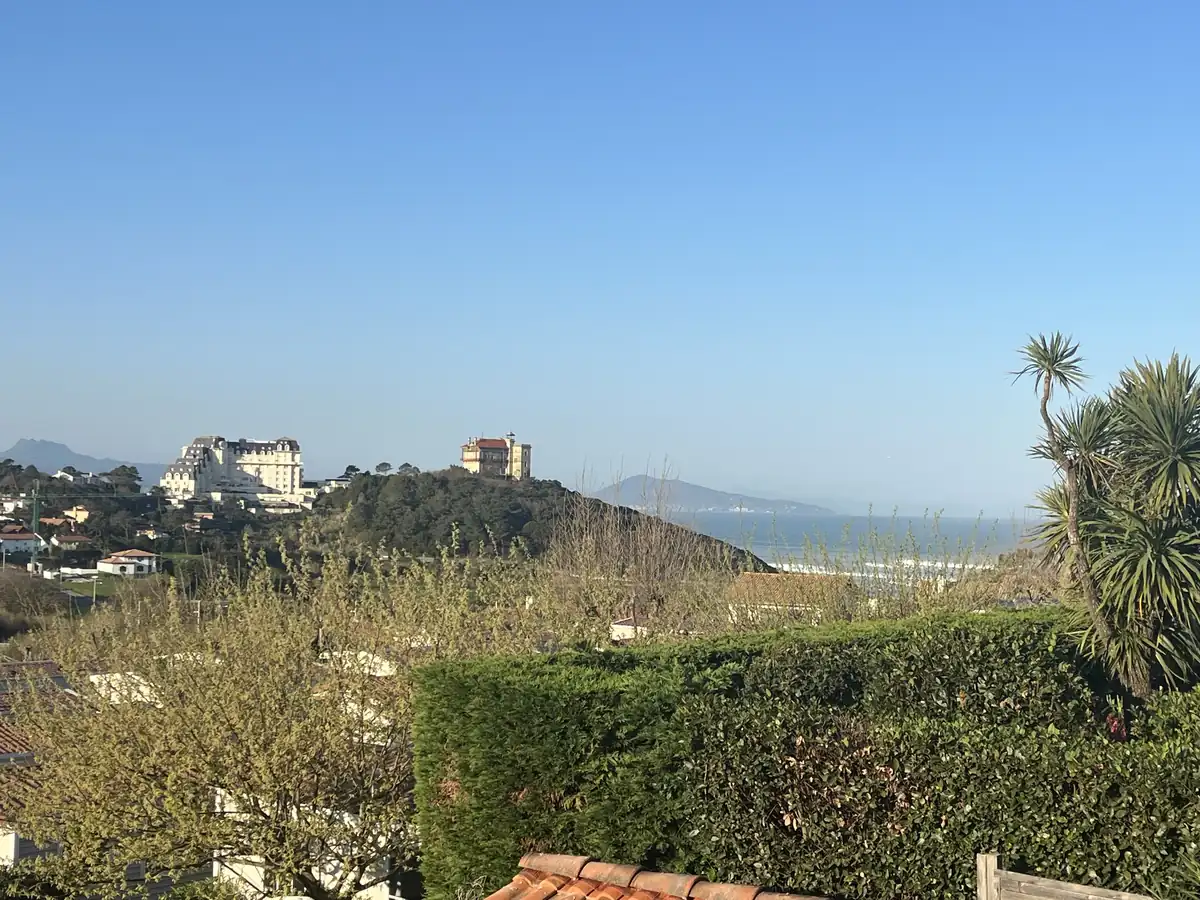 Émeraude montagnes et aperçu mer et Espagne