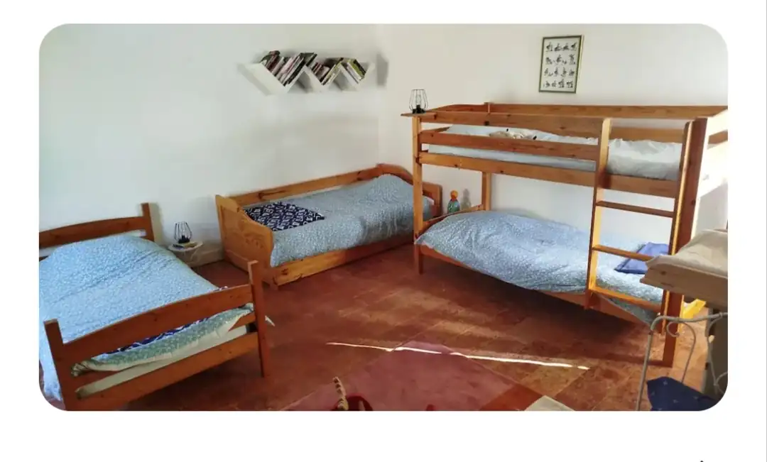 DEUX CHAMBRES DISPONIBLES   :Chambre double vue jardin et une chambre d'enfants communicante