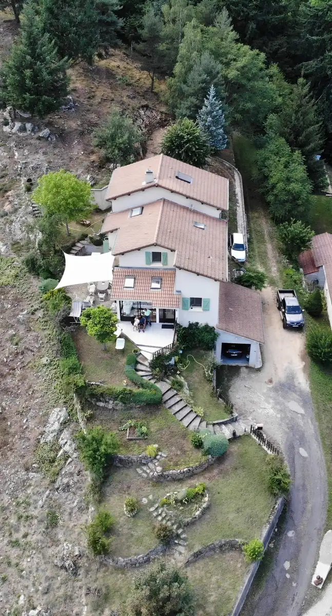 Grande maison pleine nature — Grande maison pleine nature