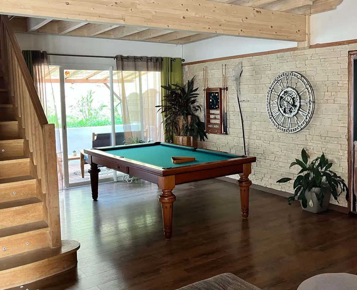 Grande maison atypique au pays basque piscine intérieure 15 couchages — Grande maison atypique au pays basque piscine intérieure 15 couchages