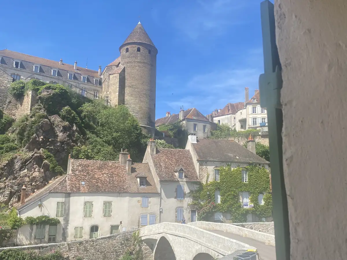 La maison verte sur le pont pinard — La maison verte sur le pont pinard