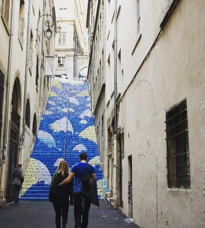 Escaliers décorés d'une mosaïque bleue et blanche dans une ruelle étroite de la Croix-Rousse
