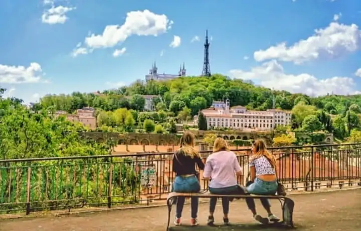 Vue panoramique depuis la Croix-Rousse sur Lyon avec la basilique de Fourvière dominant la colline