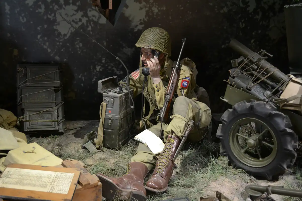 Reconstitution muséographique d'un soldat américain de la 82e Airborne avec radio de terrain
