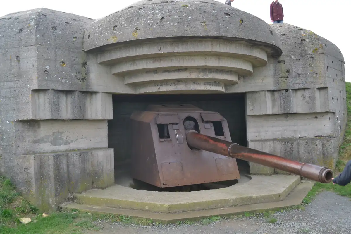 Canon antitank original dans sa coupole de béton d'un bunker allemand dominant Omaha Beach