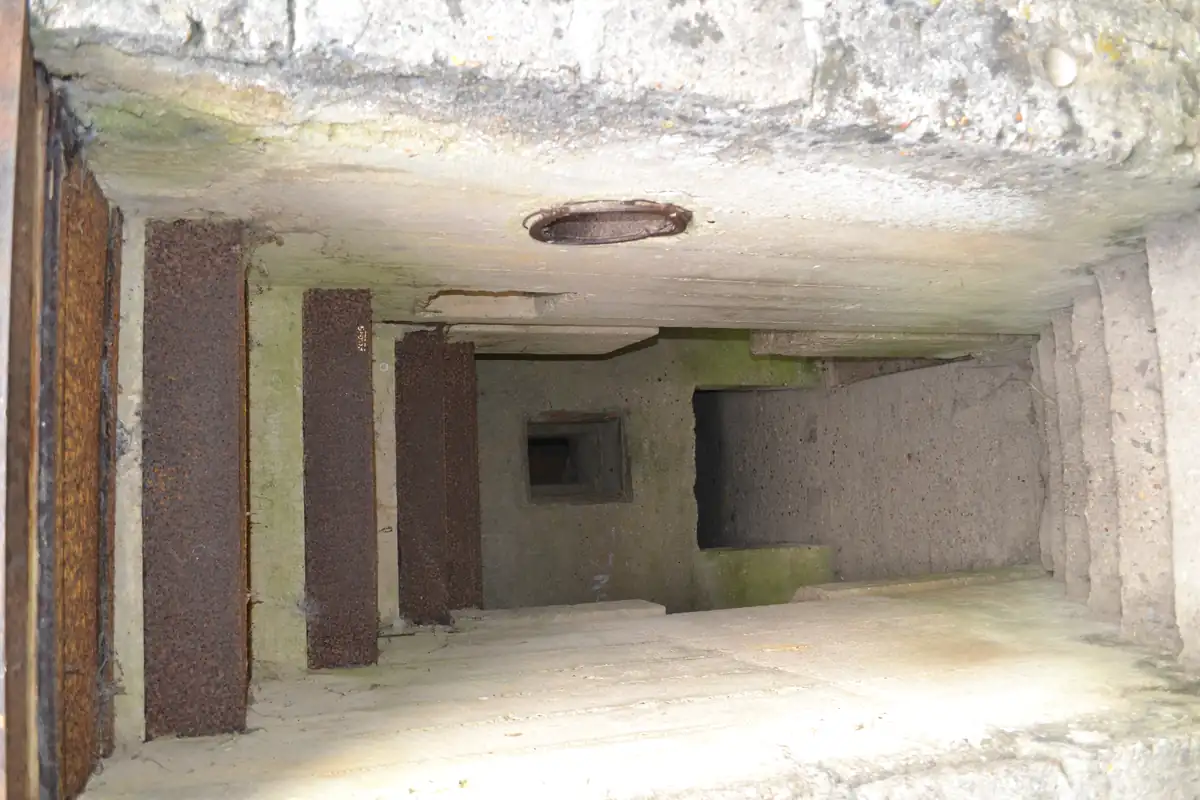 Couloir intérieur sombre d'un bunker allemand de la Widerstandsnest avec murs en béton