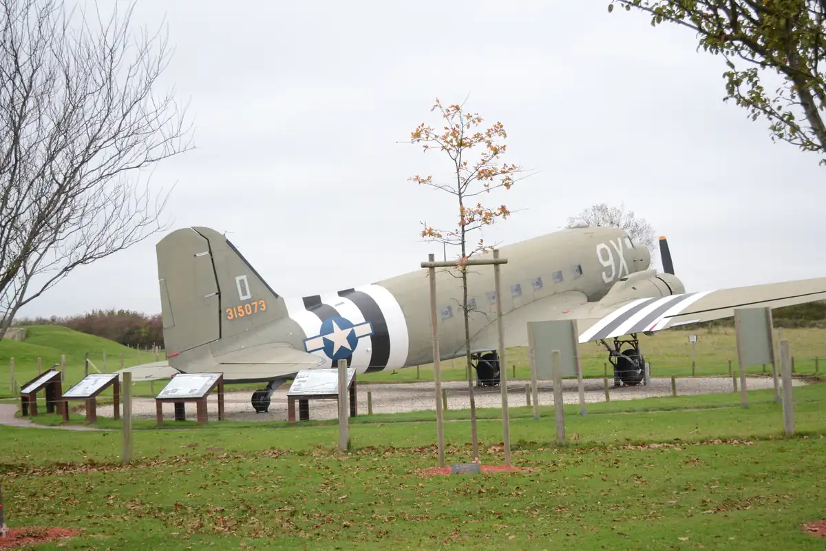 Avion de transport militaire C-47 Dakota américain exposé en plein air près d'un musée normand