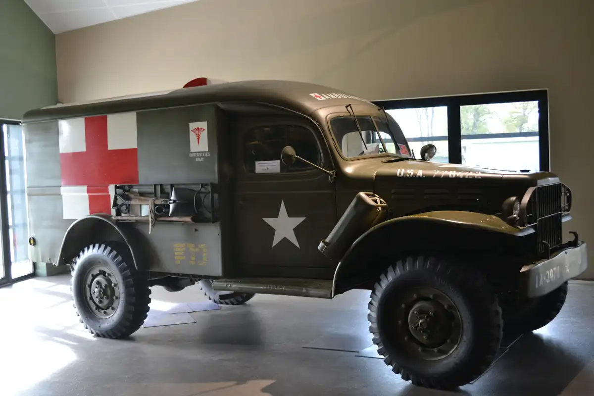 Ambulance militaire américaine Dodge WC-54 exposée dans un musée du Débarquement en Normandie