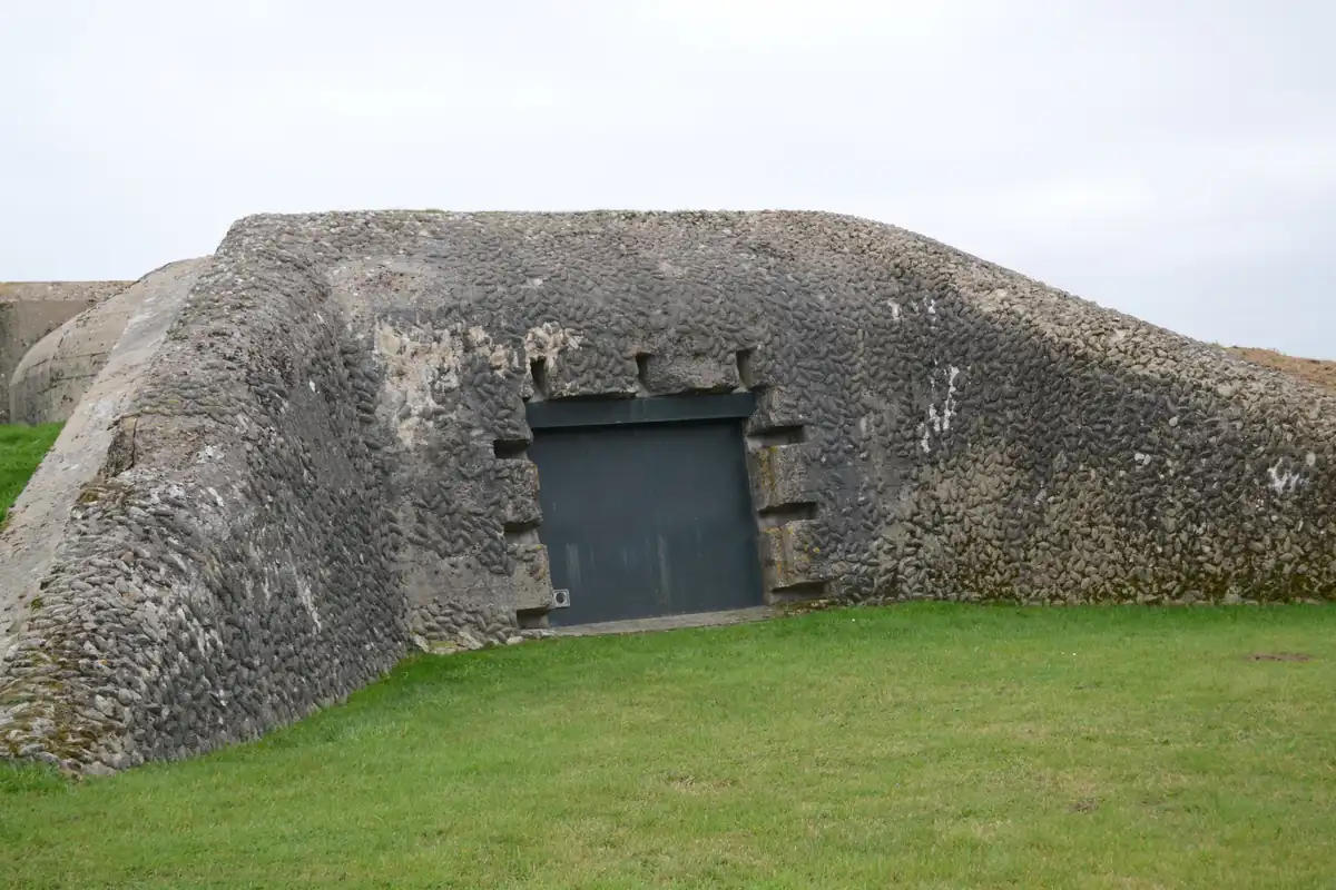 Blockhaus allemand en béton intégré dans le paysage herbeux des falaises normandes