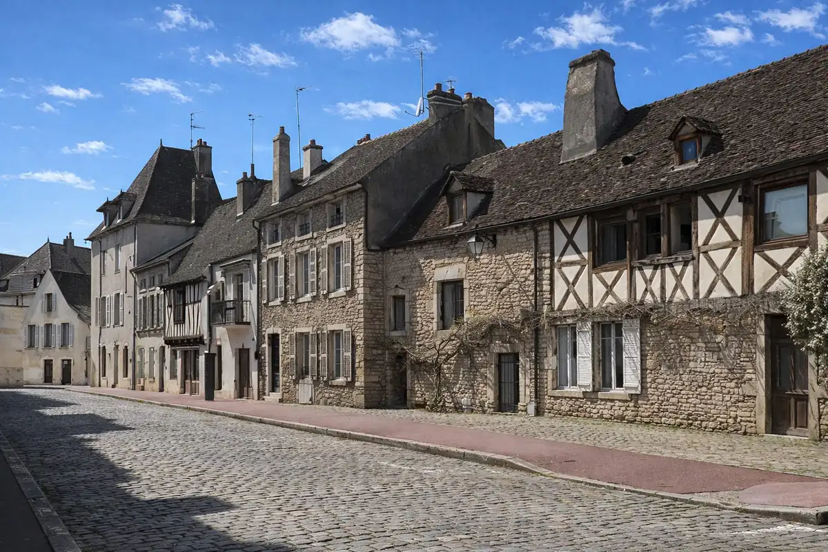 Rue pavée de la vieille ville de Beaune bordée de maisons en pierre et colombages médiévaux