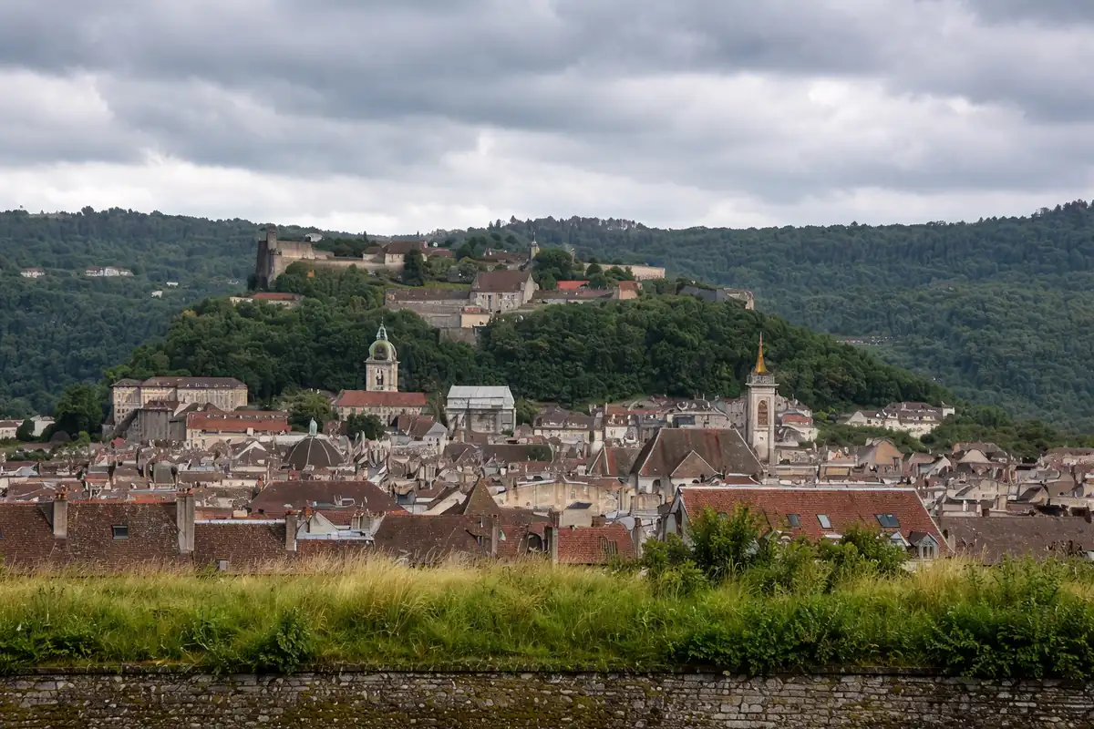 ue des ruelles pavées de la vieille ville de Besançon, façades en pierres ocre
