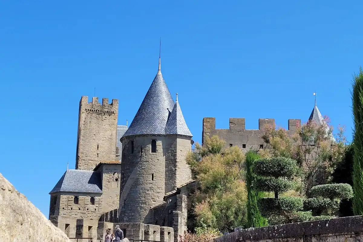 La cité médiévale de Carcassonne et ses remparts, destination incontournable en famille