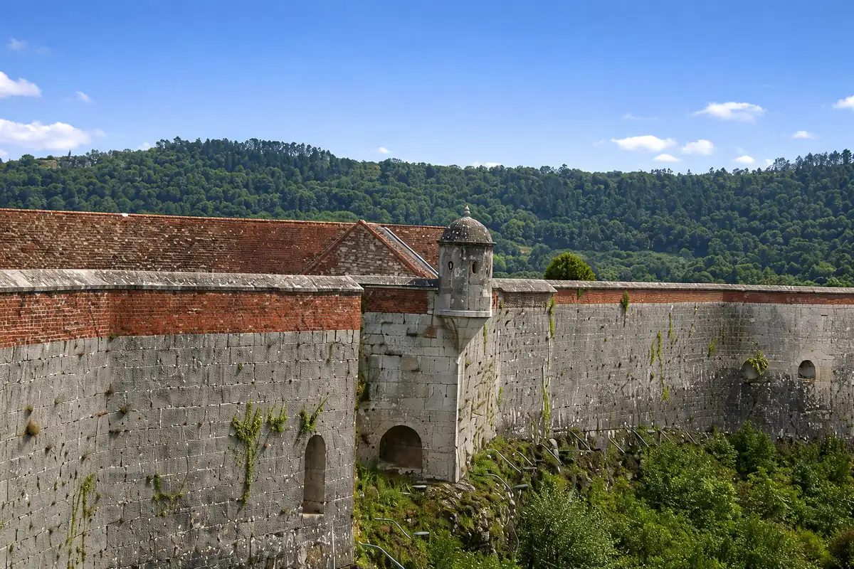 Intérieur de la citadelle de Besançon : cours et remparts de Vauban