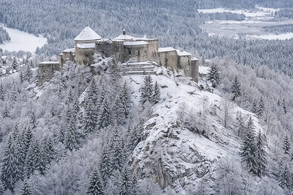 Le château de Joux accroché aux rochers du Jura, vu depuis la route en contrebas