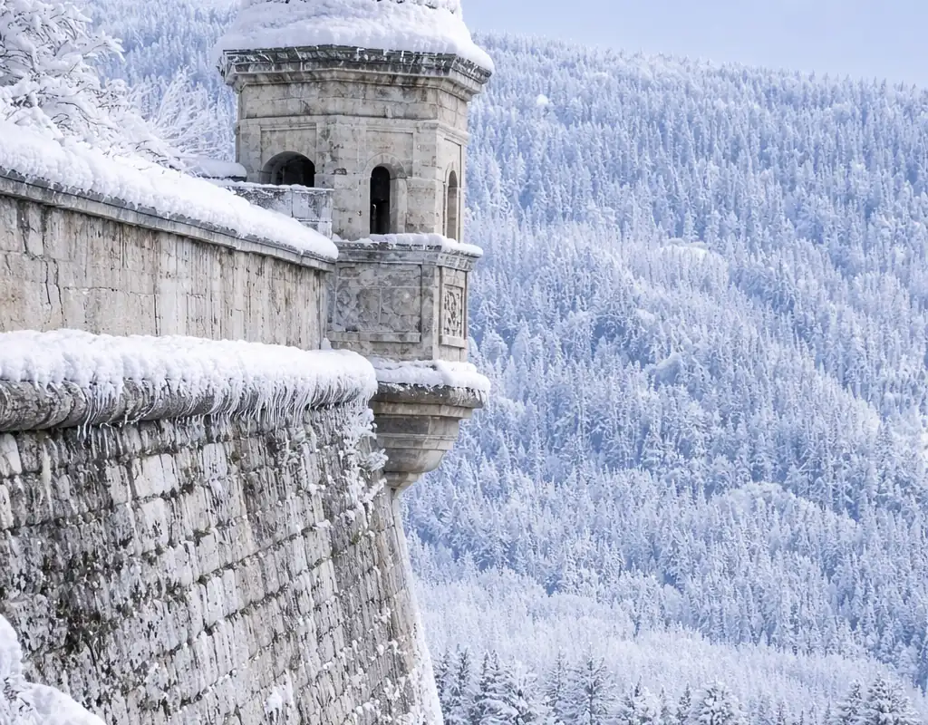 Architecture intérieure du château de Joux — cours et bâtiments de la forteresse