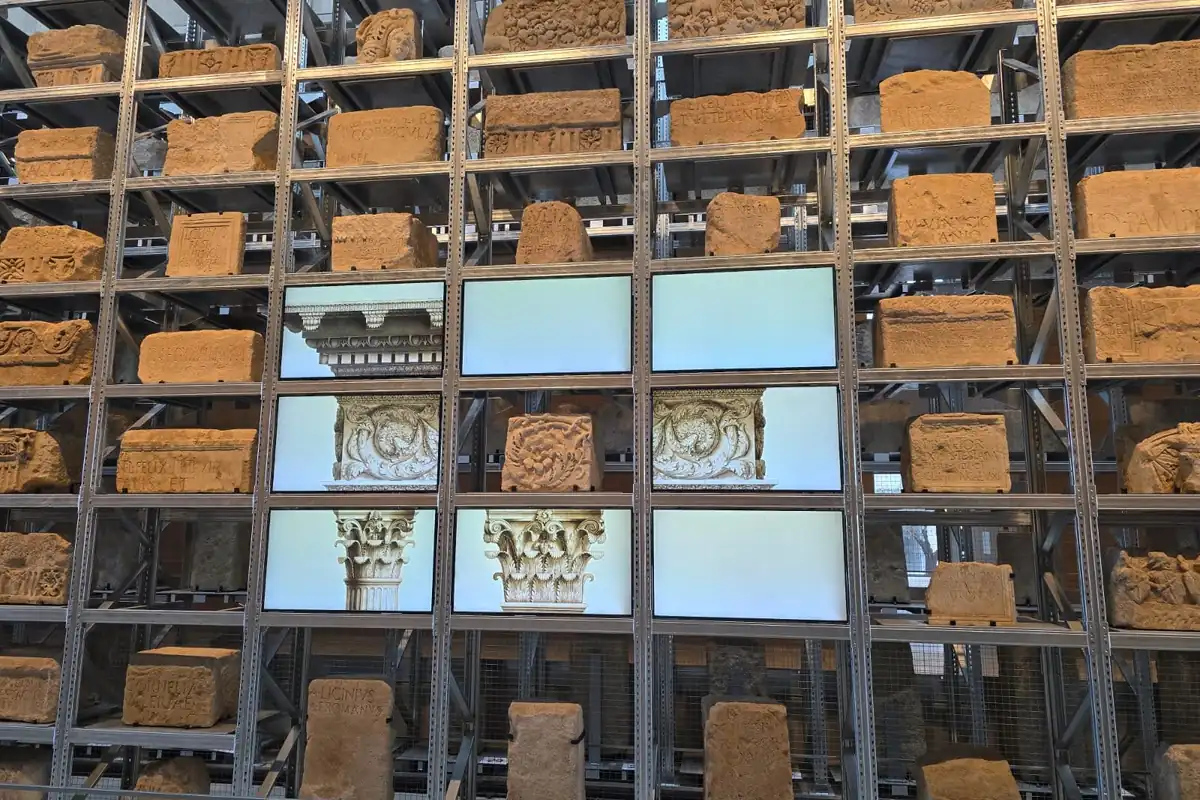 Le mur de pierres antiques à l'entrée de Narbo Via, musée archéologique de Narbonne