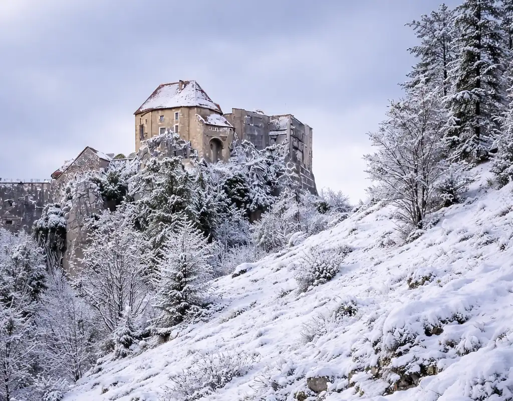 La vallée encaissée sous le château de Joux — couloir naturel entre France et Suisse