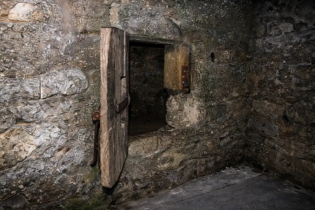 Le cachot de Berthe de Joux — renfoncement de pierre où la légende dit qu'elle fut enfermée