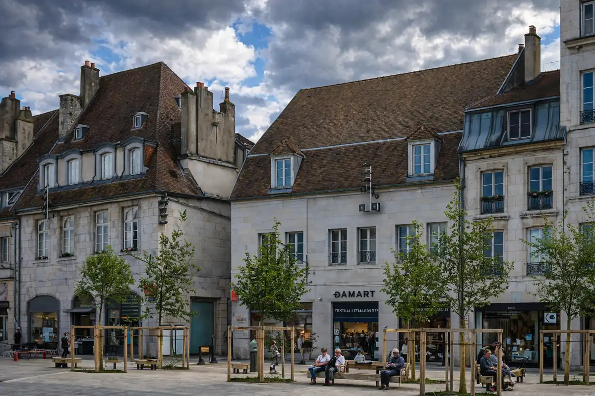 Place animée du centre-ville de Besançon avec ses façades classiques