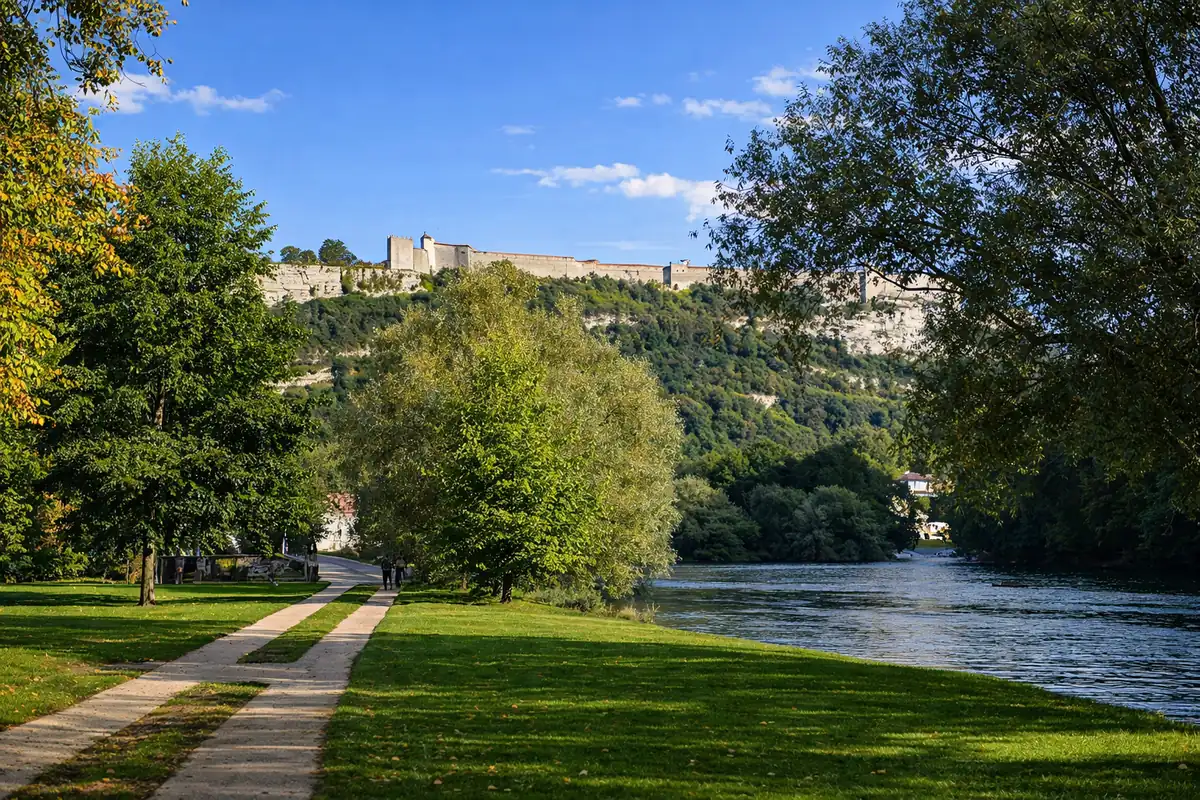 Besançon, la ville qui raconte l’Histoire sans jamais la figer. Quand une professeure d’histoire descend dans les rues… et te prend avec elle